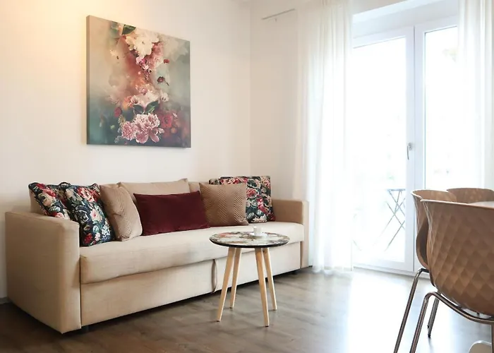 Apstay I Parking Option & Self Check-in *